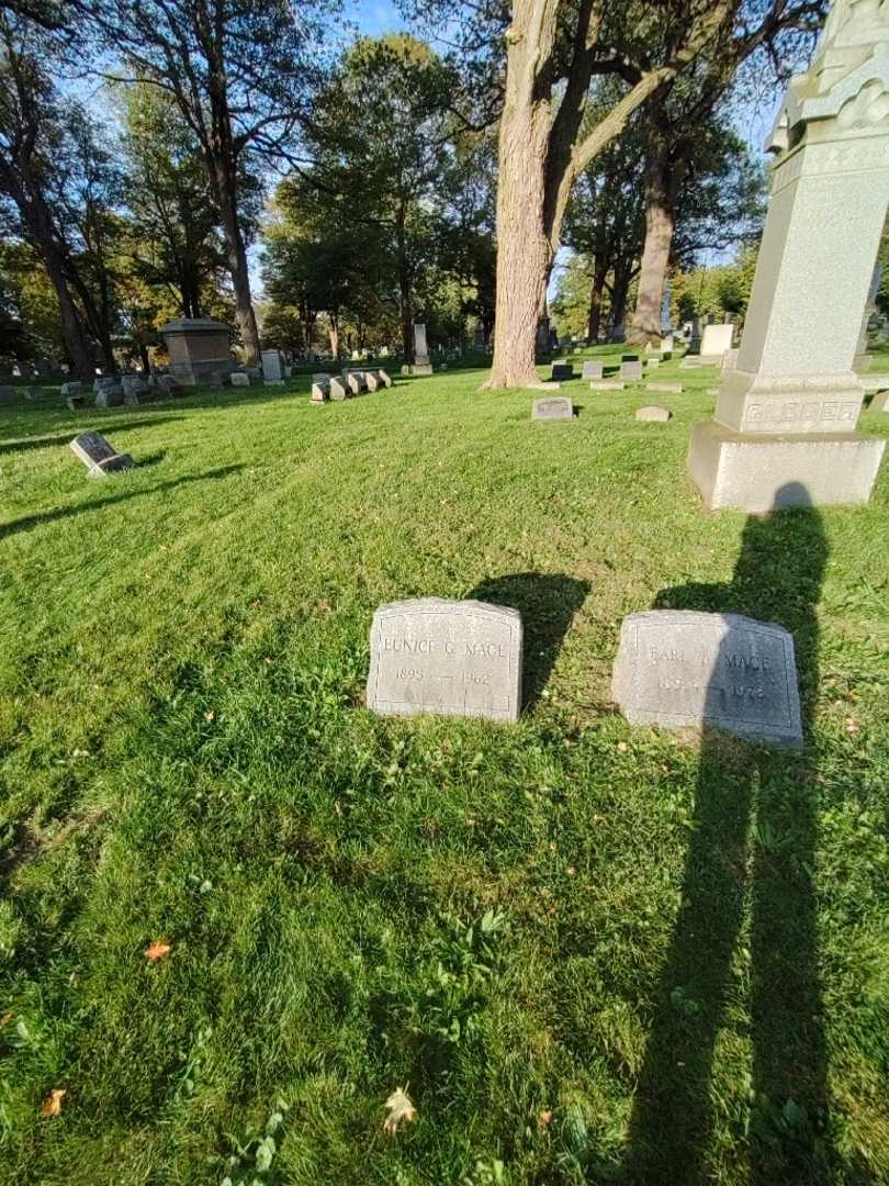 Eunice Gloger Mace's grave. Photo 1