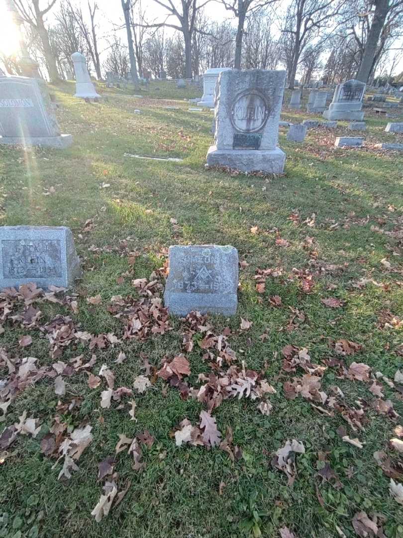 Simeon B. Klein's grave. Photo 1