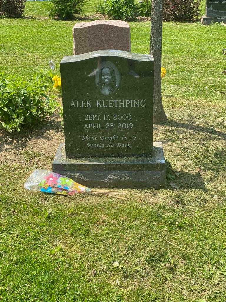 Alek Kuethping's grave. Photo 1