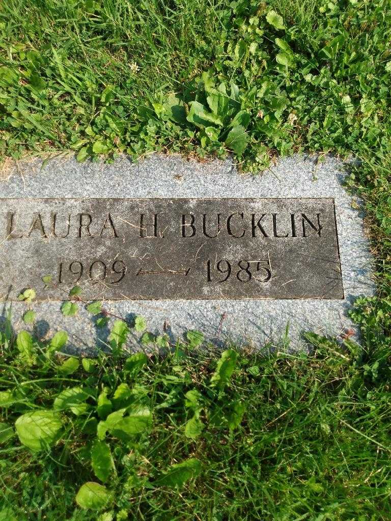 Laura H. Bucklin's grave. Photo 2