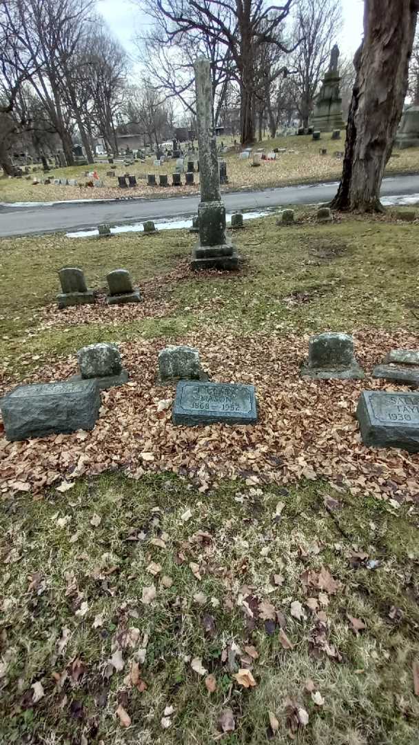Clary L. Mason's grave. Photo 1