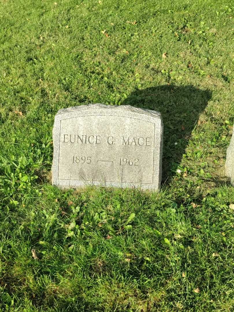 Eunice Gloger Mace's grave. Photo 2