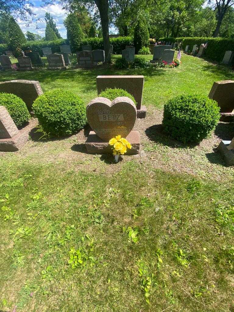 Ronald M. Betz's grave. Photo 1