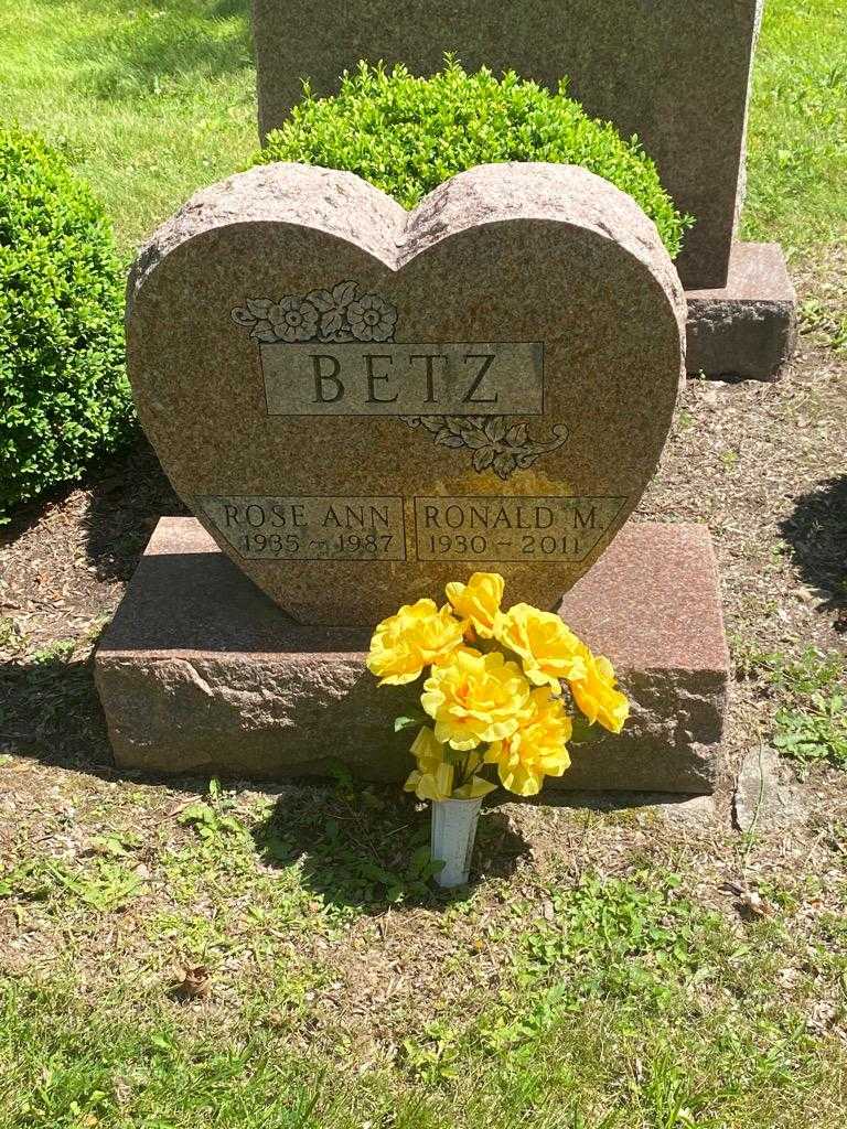 Rose Ann Betz's grave. Photo 3