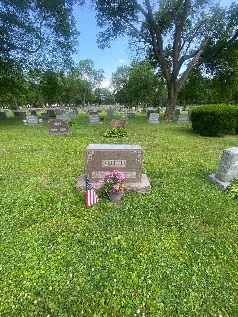 Edna I. Smith's grave. Photo 1