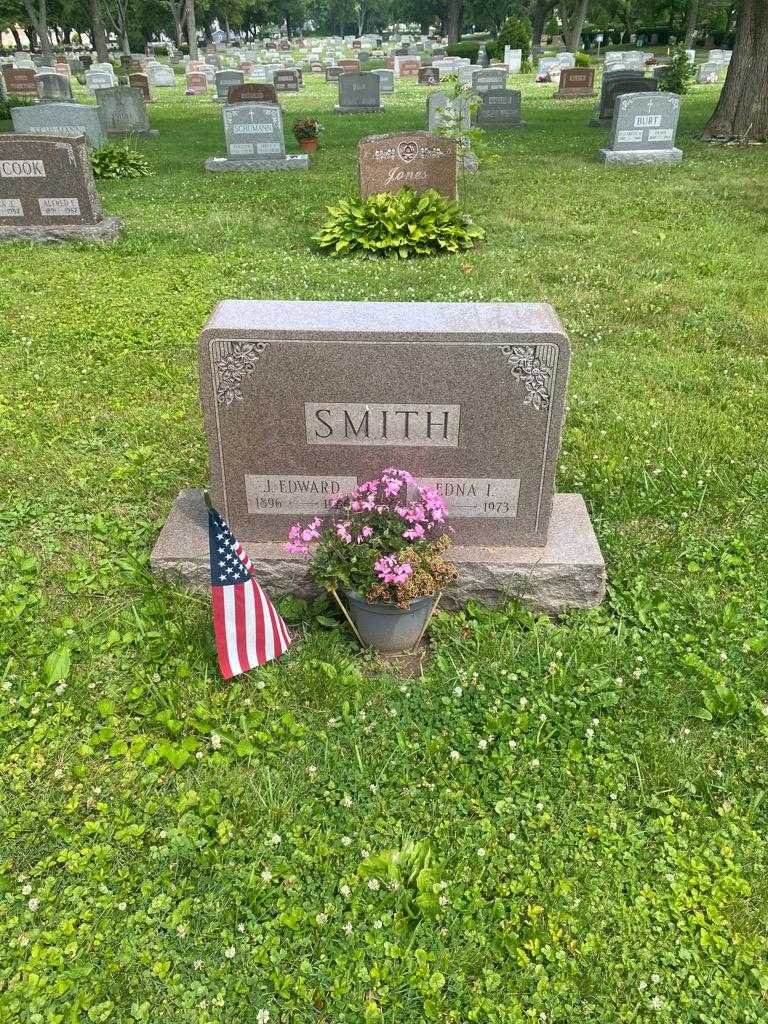 Edna I. Smith's grave. Photo 2