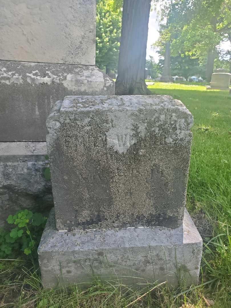 Emily Wundus's grave. Photo 1