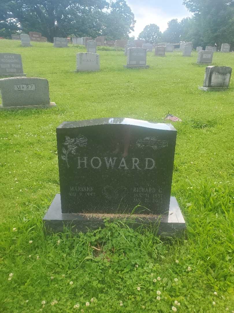 Richard G. Howard's grave. Photo 3