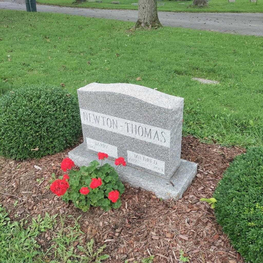 Mildred Newton-Thomas's grave. Photo 2