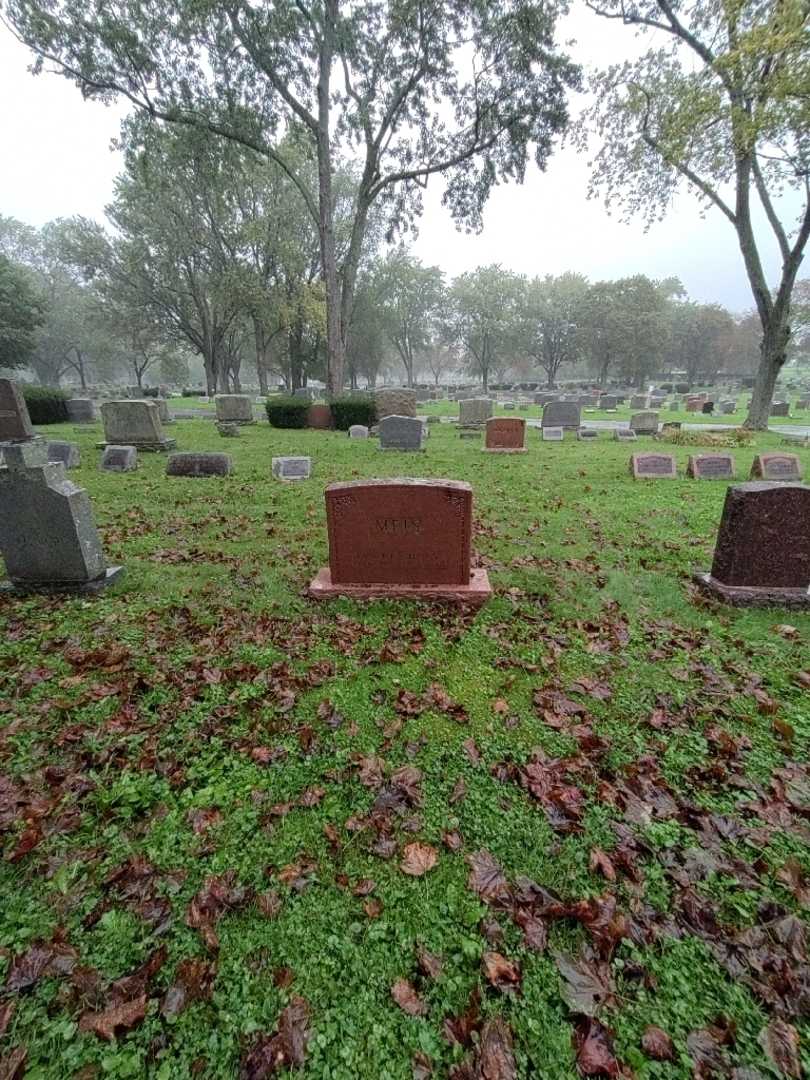 Warner Meis's grave. Photo 1