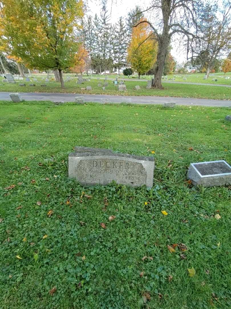 Frederick Carl Decker's grave. Photo 1
