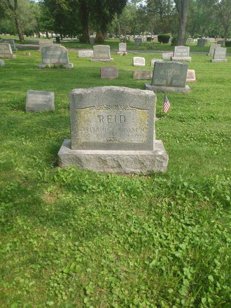 Evelyn H. Reid's grave. Photo 1
