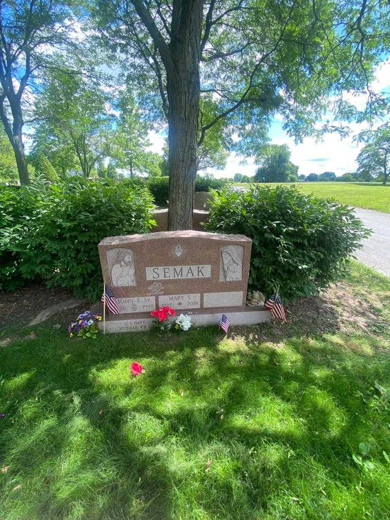 John E. Semak Senior's grave. Photo 1