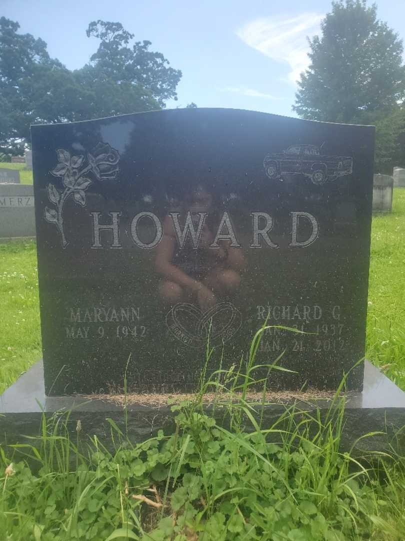 Richard G. Howard's grave. Photo 1