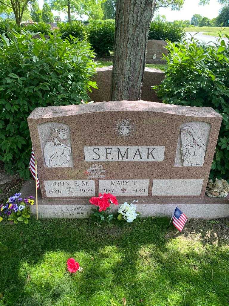 John E. Semak Senior's grave. Photo 2