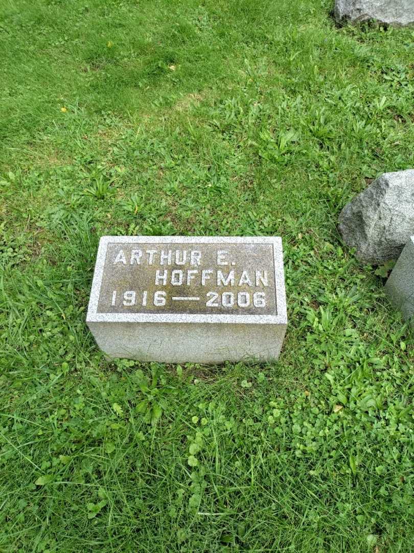 Arthur E. Hoffman's grave. Photo 2