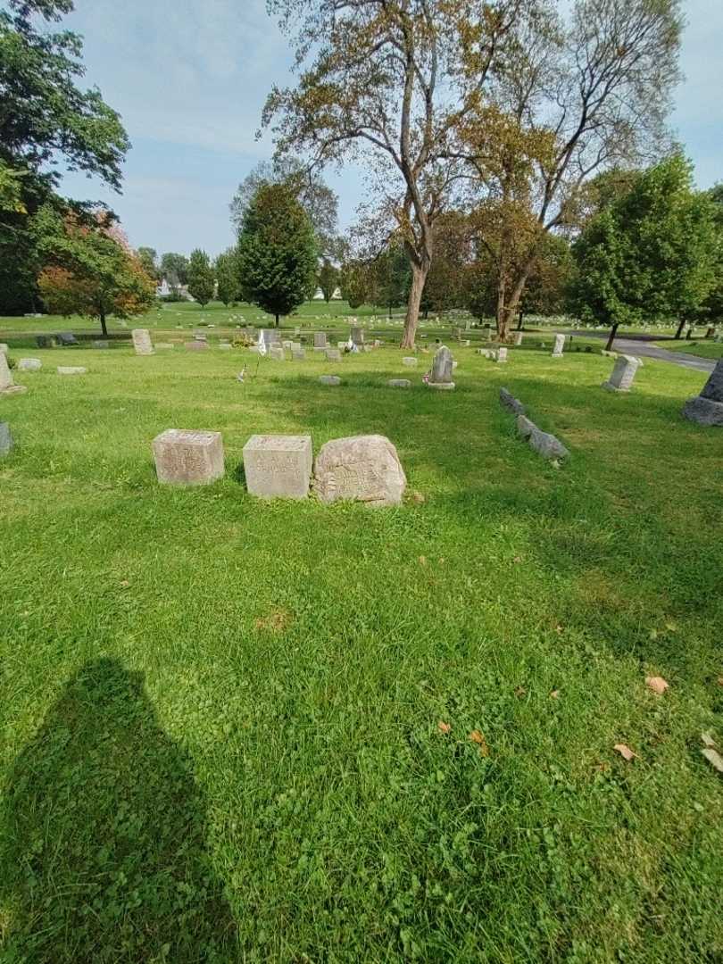 Emily E. Kiehl's grave. Photo 1