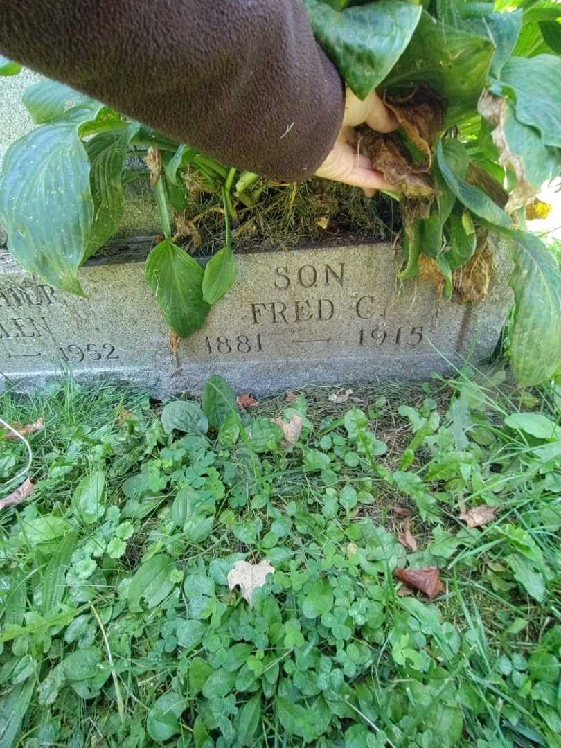 Fred C. Knodel's grave. Photo 3