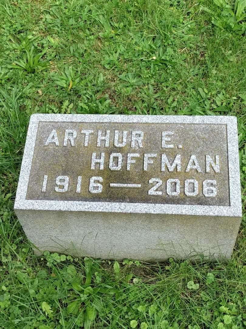 Arthur E. Hoffman's grave. Photo 3