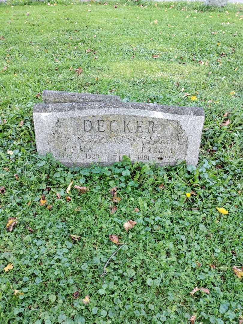 Frederick Carl Decker's grave. Photo 2
