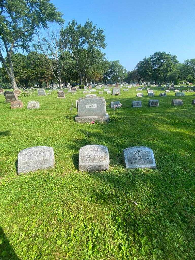 Henry G. Lake's grave. Photo 1