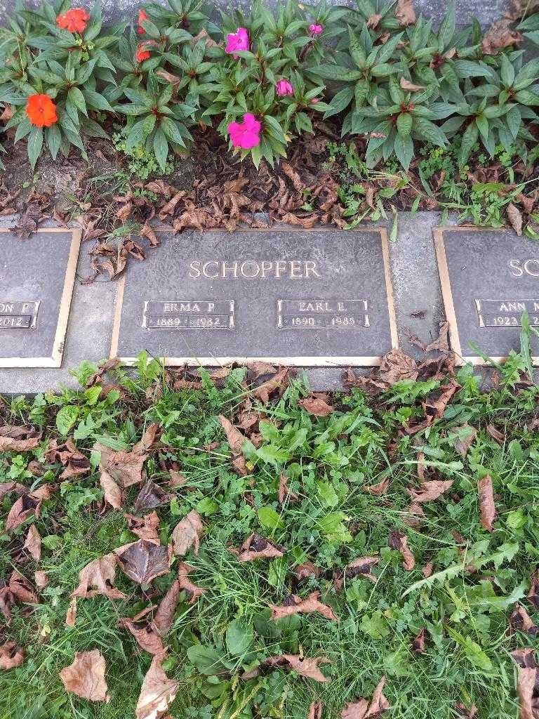 Erma P. Schopfer's grave. Photo 1