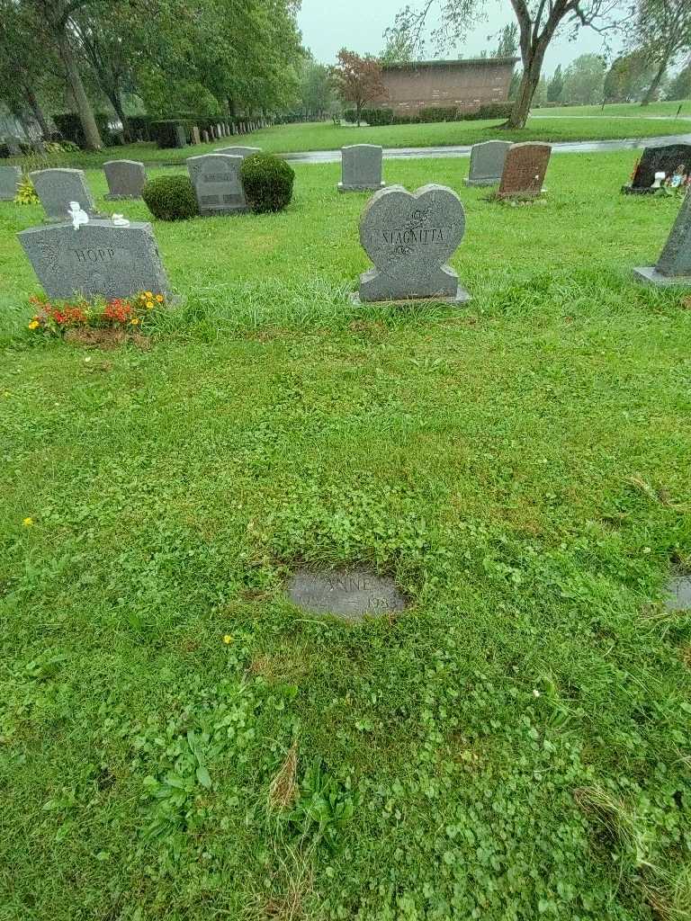 Anne Stagnitta's grave. Photo 1