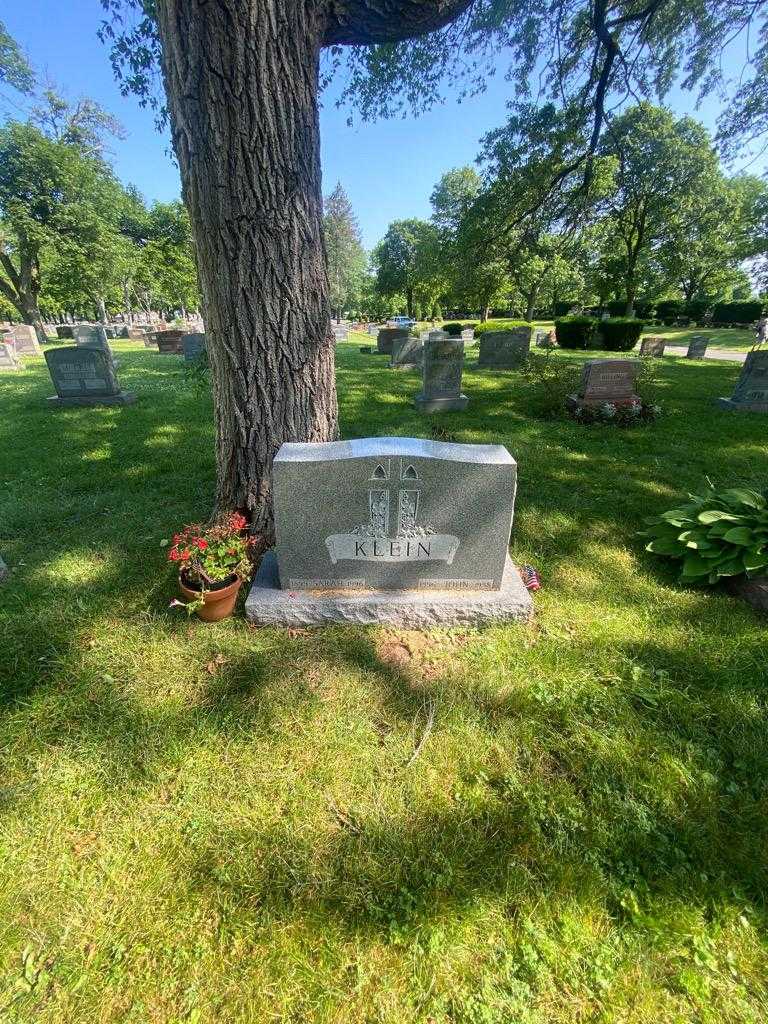 Sarah Klein's grave. Photo 1