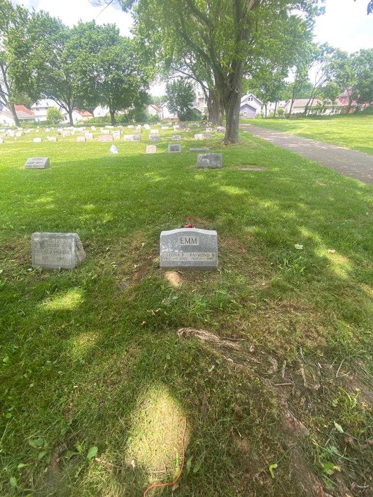 Raymond W. Emm's grave. Photo 1