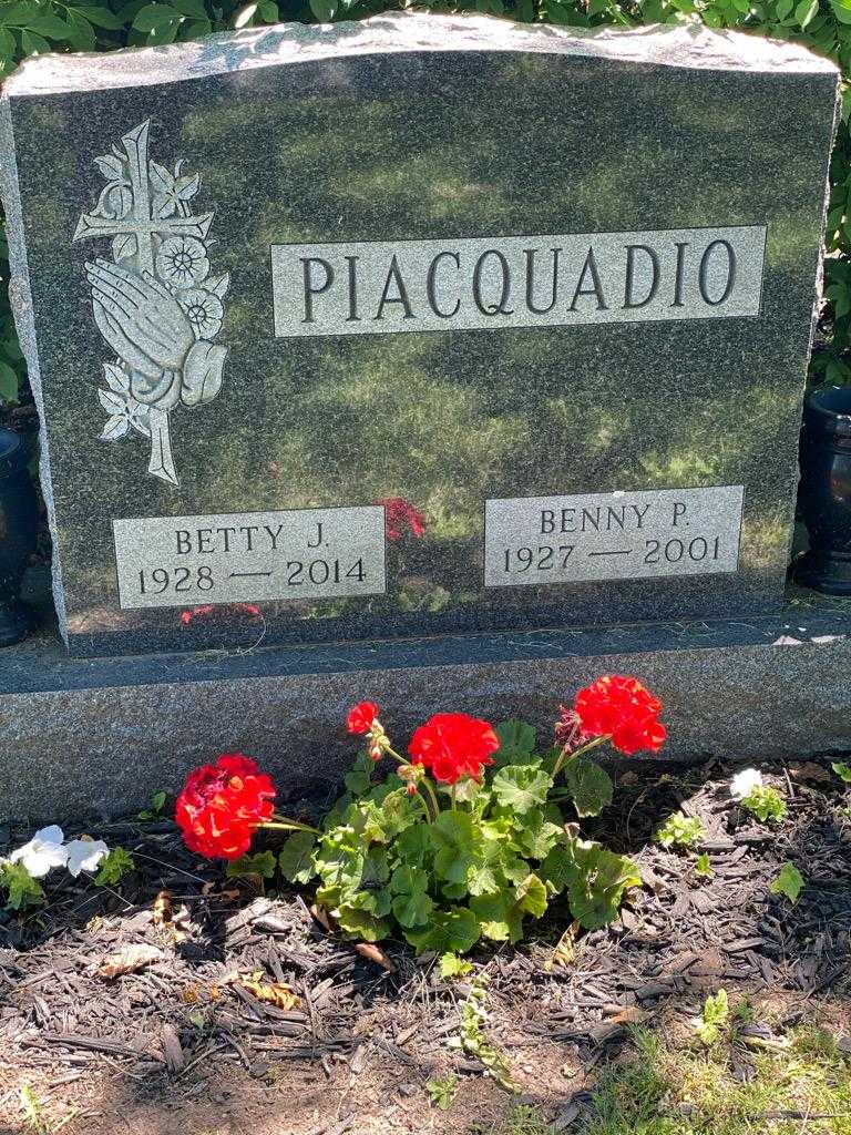 Betty J. Piacquadio's grave. Photo 3