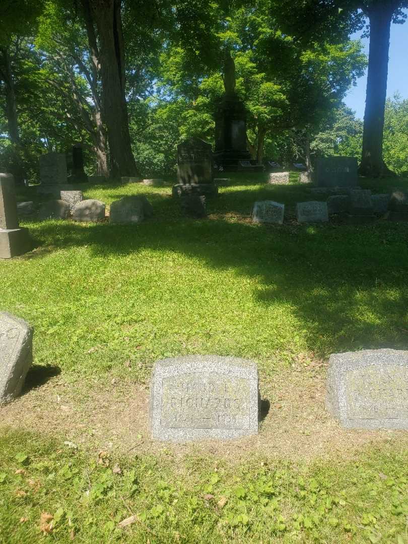 Maud L. Richards's grave. Photo 1