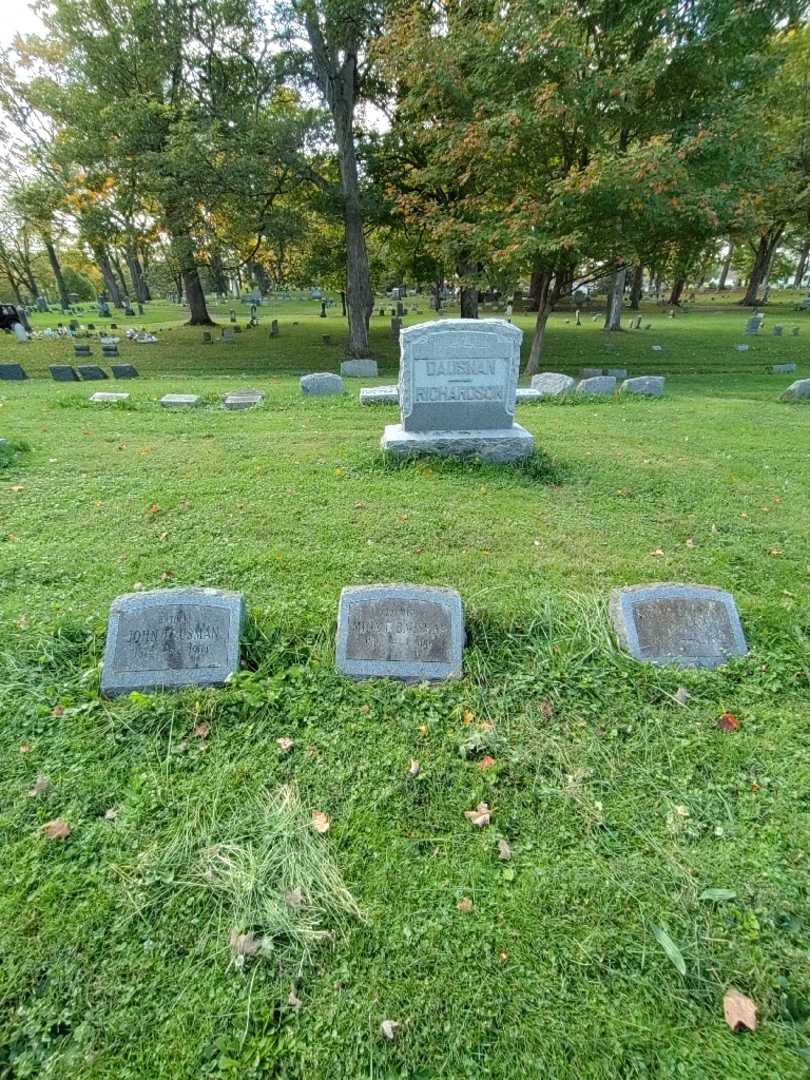 Mina E. Dausman's grave. Photo 1
