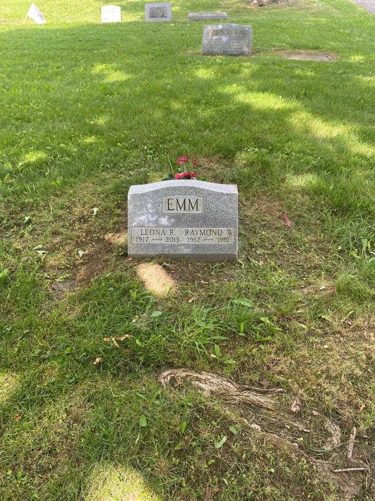 Raymond W. Emm's grave. Photo 2