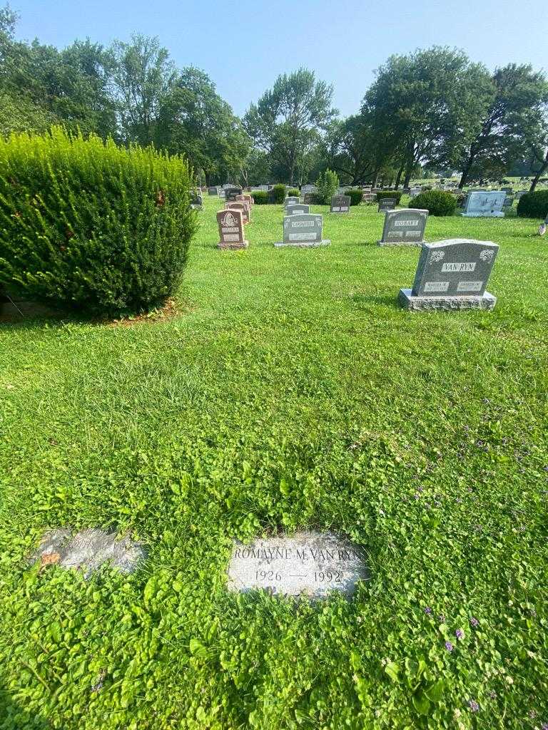 Romayne M. Van Ryn's grave. Photo 1