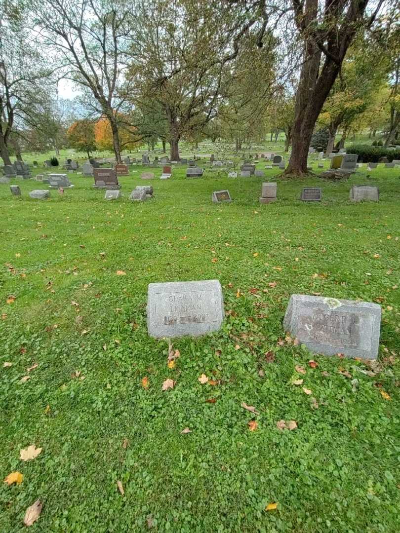 Clara M. Listman's grave. Photo 1