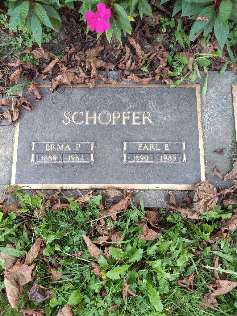 Erma P. Schopfer's grave. Photo 2