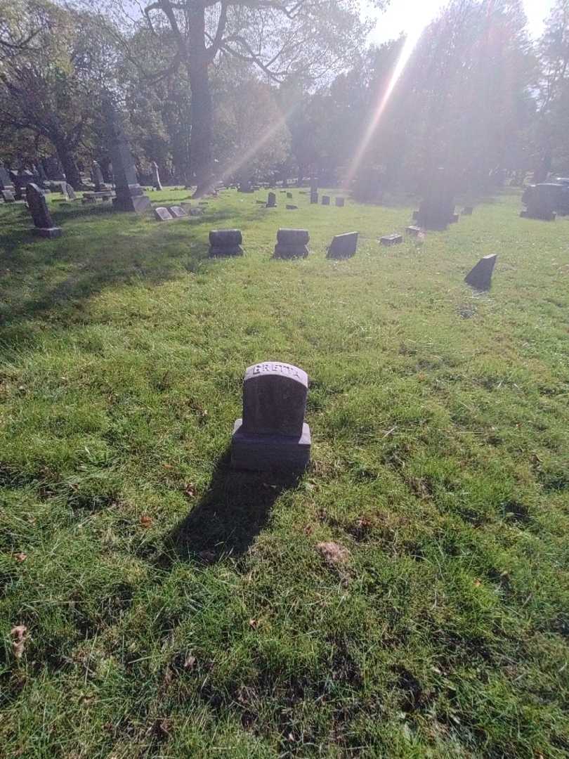 Gretta B. Hall's grave. Photo 1