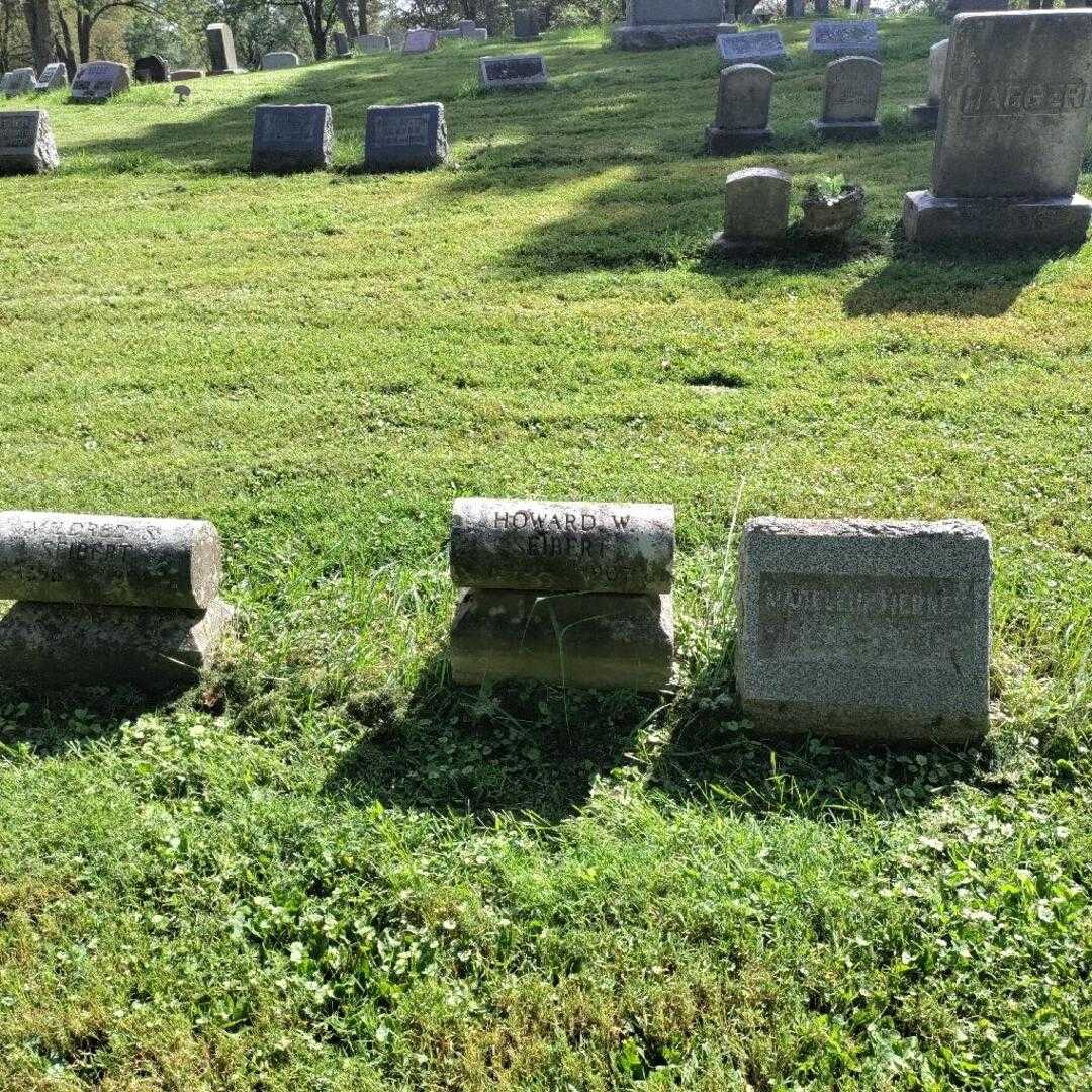 Howard W. Seibert's grave. Photo 1