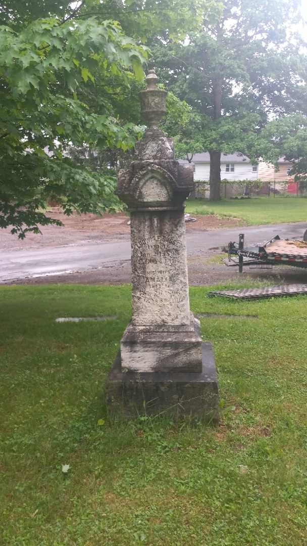 Amelia Busse's grave. Photo 1