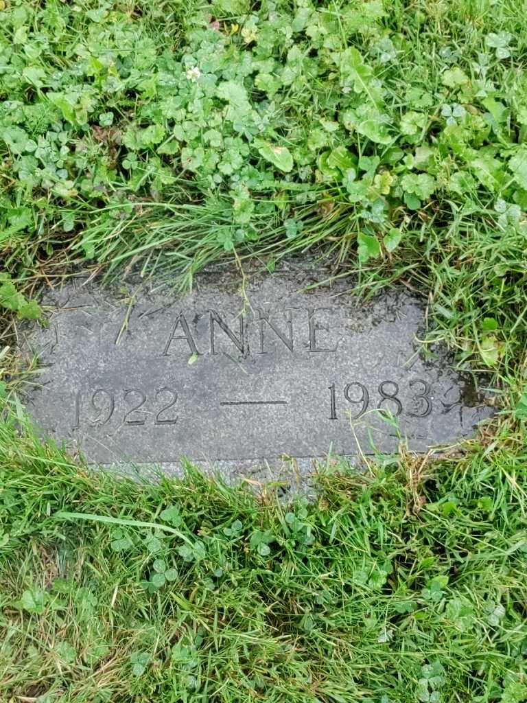 Anne Stagnitta's grave. Photo 3