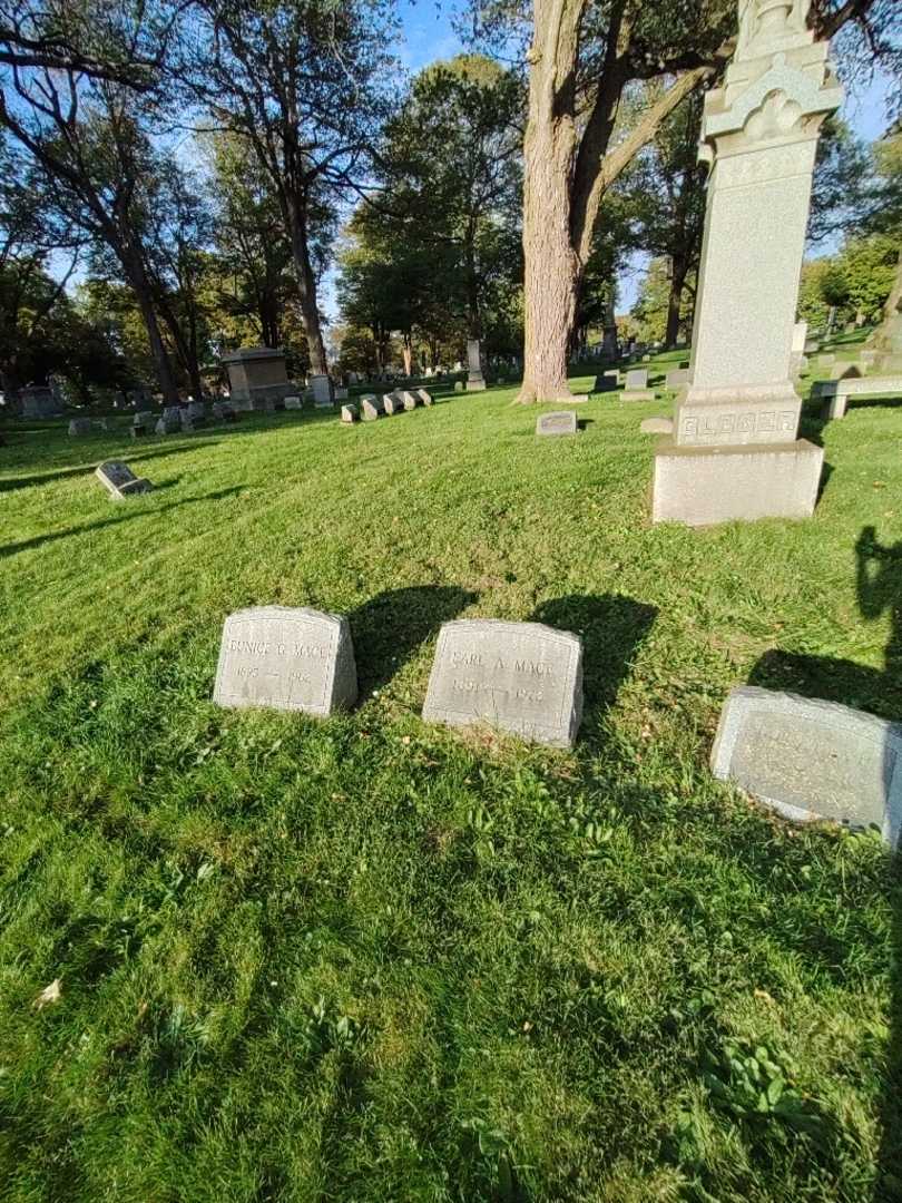 Earl A. Mace's grave. Photo 1