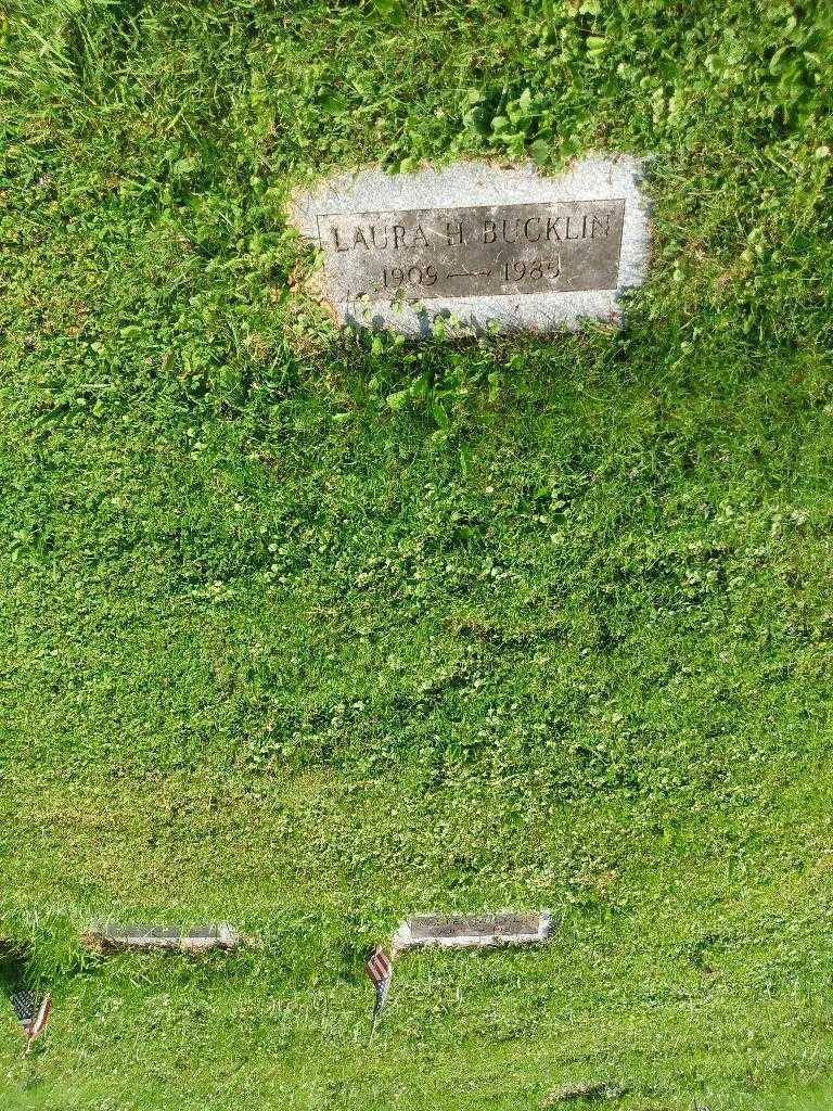 Laura H. Bucklin's grave. Photo 3