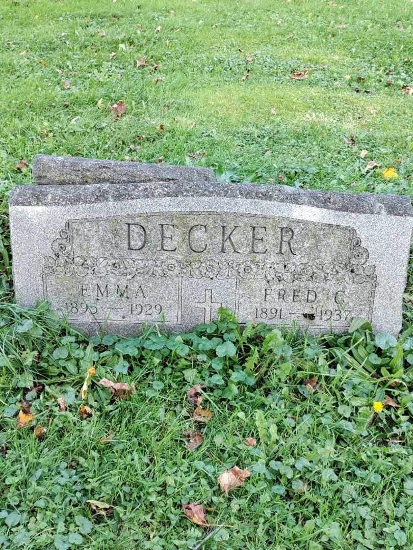 Frederick Carl Decker's grave. Photo 3