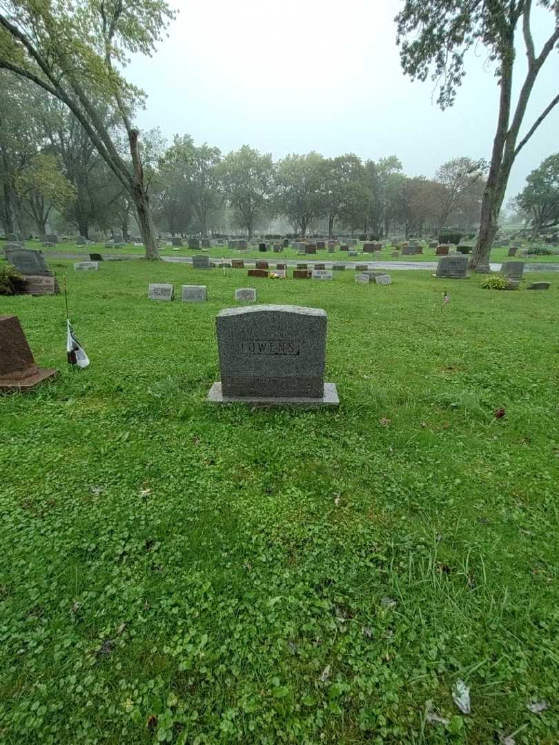 Robert P. Owens's grave. Photo 1