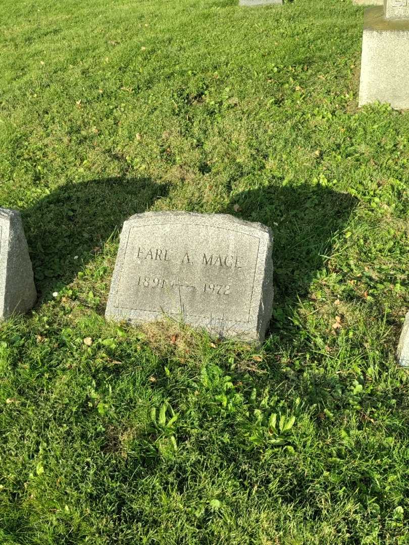 Earl A. Mace's grave. Photo 2