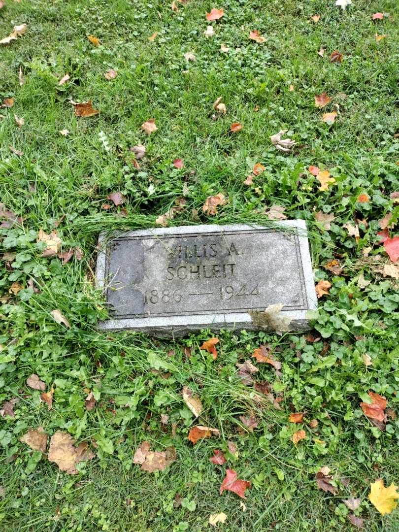 Willis A. Schleit's grave. Photo 2