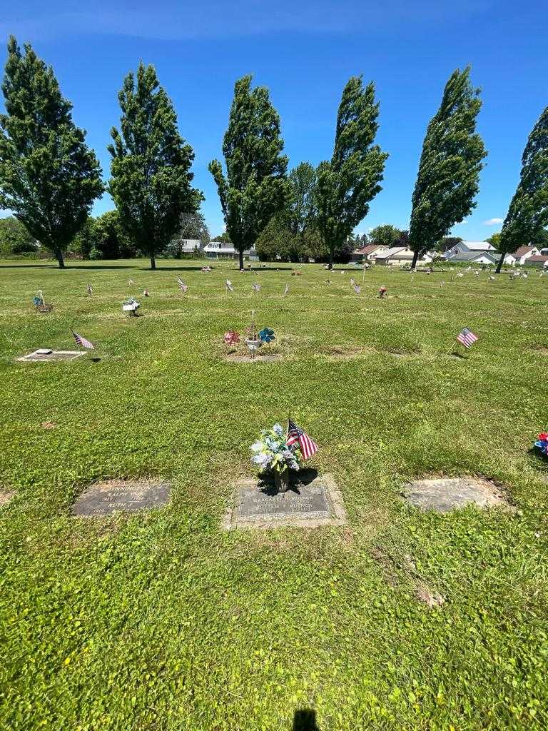 William F. Muench's grave. Photo 1