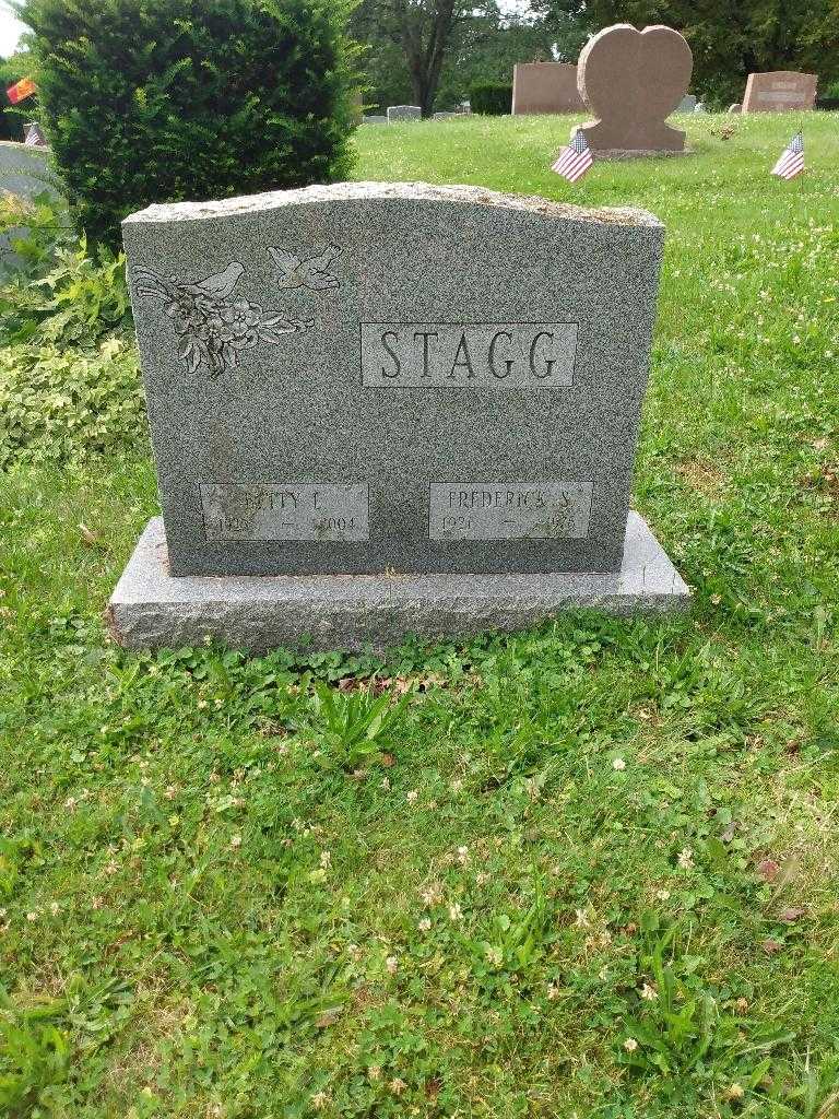 Frederick S. Stagg's grave. Photo 1