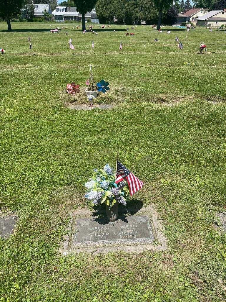 William F. Muench's grave. Photo 2