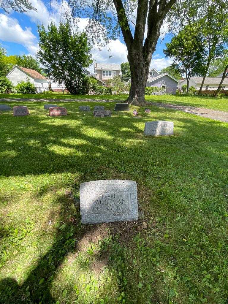 Pearl Faustman's grave. Photo 1